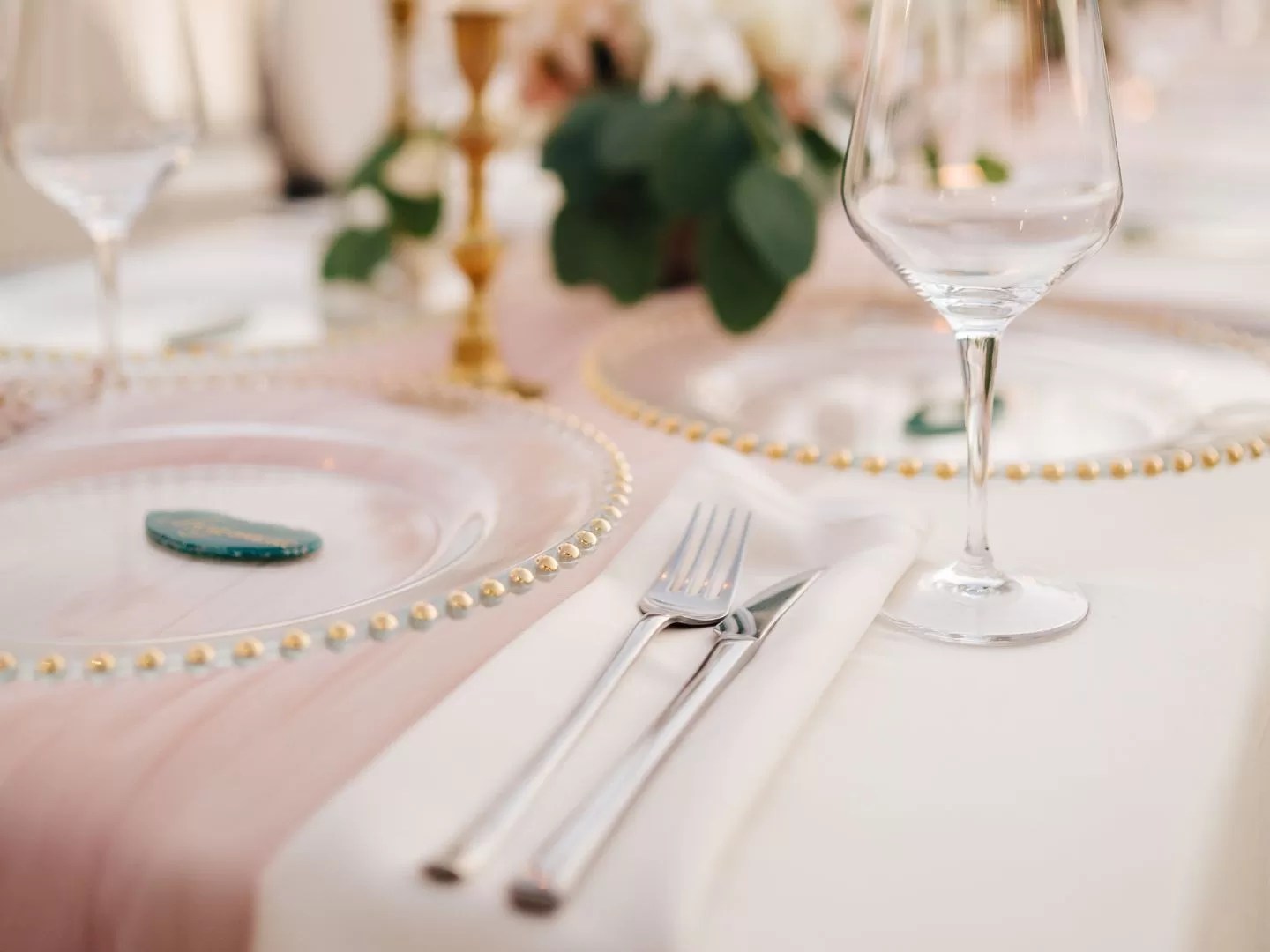 19 Budget Friendly Rehearsal Dinner Table Decorations That Never Fail
